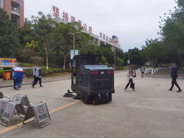 電動(dòng)掃地車簡介